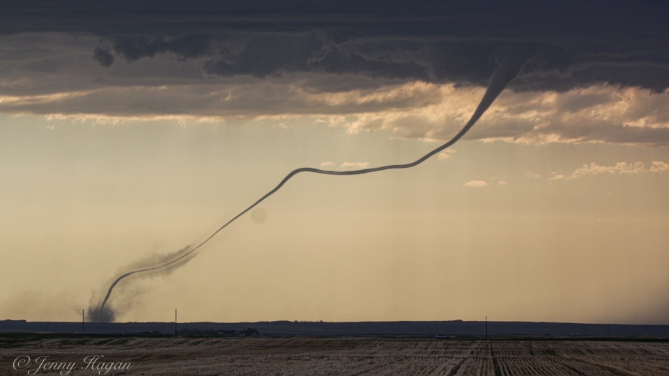 서스캐처원 주(Saskatchewan)를 강타한 혹독한 날씨(severe weather)로 인해 깔때기 구름(funnel clouds)이 목격돼